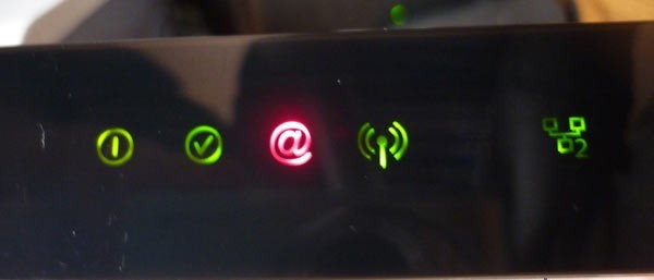 Почему на роутере Ростелеком горит красная лампочка: причины и что делать?